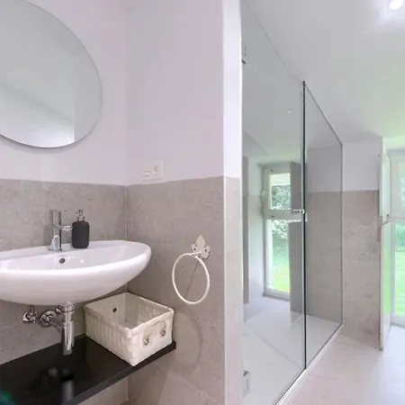 8 Personas En Arratia Y Gorbea