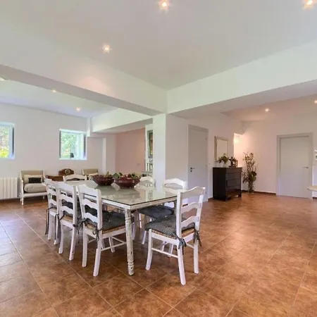 8 Personas En Arratia Y Gorbea Villa Igorre